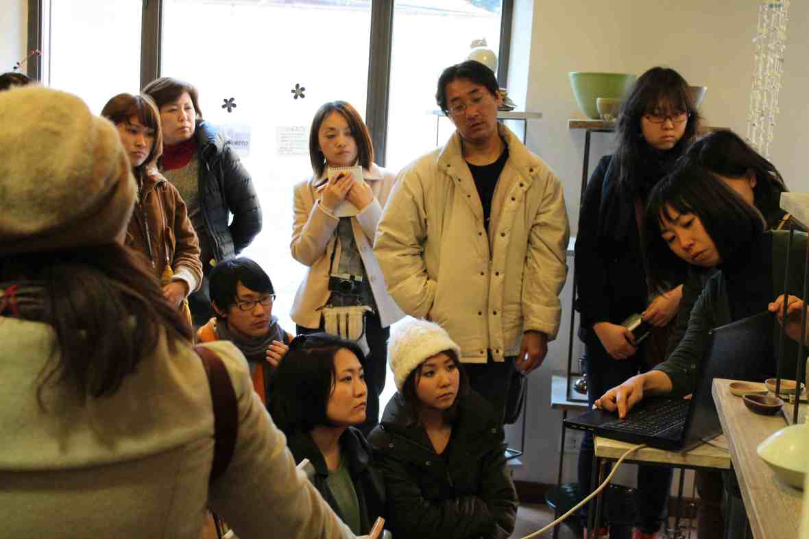 Esposto su ceramica tradizionale e ceramica contemporanea in Italia